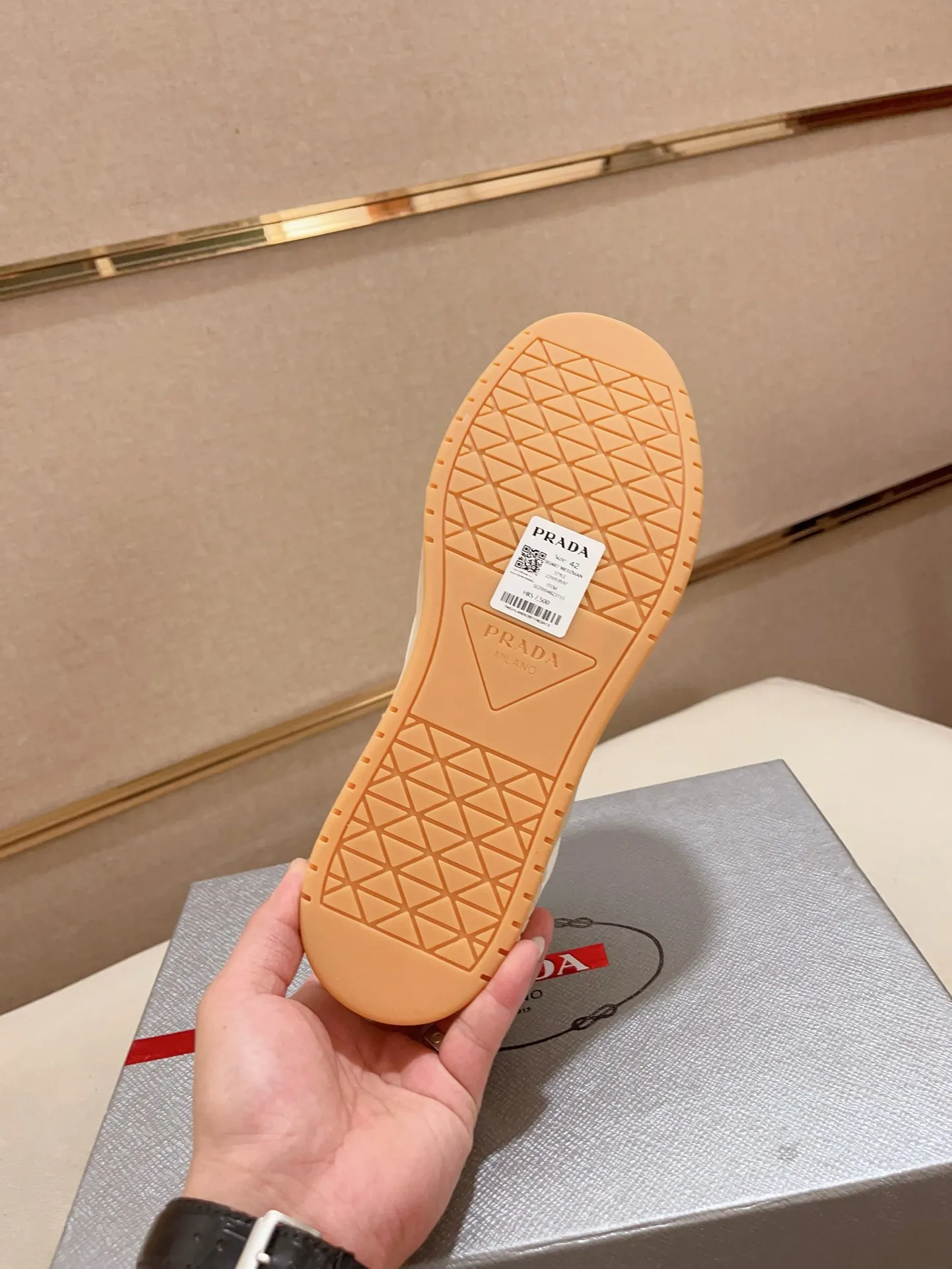 Factory price 540💰 ✔️✔️✔️High version High-quality new PRADA counters are available simultaneously, new men's shoes, 😘Material: Made of patent cowhide with breathable mesh. Inside: cowhide with breathable mesh 👍🏿 high-end ☄️ open-molded non-slip rubber outsole, exquisite lines, simple and elegant, comfortable and high-end for leisure travel. Code number: 38 to 44 (45 can be customized and 46 cannot be returned or exchanged)
